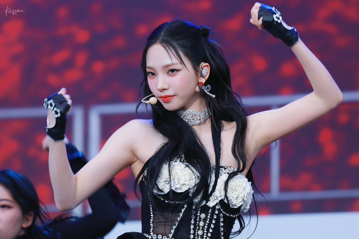 karinaspics's tweet photo. #KARINA at gov ball https://t.co/YyoThnfFeM