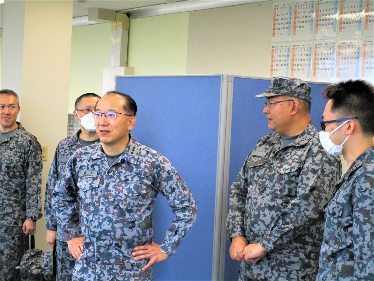 asc_jasdf_e's tweet photo. On June 9, Lt Gen. MORIKAWA Ryusuke, Commander, Air Support Command, visited Akita Sub Base and observed Weather Flight. During this visit, Lt Gen. MORIKAWA had a discussion with #ASC airmen and encouraged them.
#JASDF #ASC #TogetherWeChallenge https://t.co/LKQhqpXl25