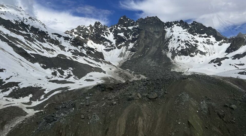 Huge rock fall on Sunday in Galtür in Tyrol! At the southern Flüchthorn, the highest peak (3399 m) in the Silvretta, a whole peak flank thundered down into the valley on the north side. Miraculously, there were probably no climbers on the way.