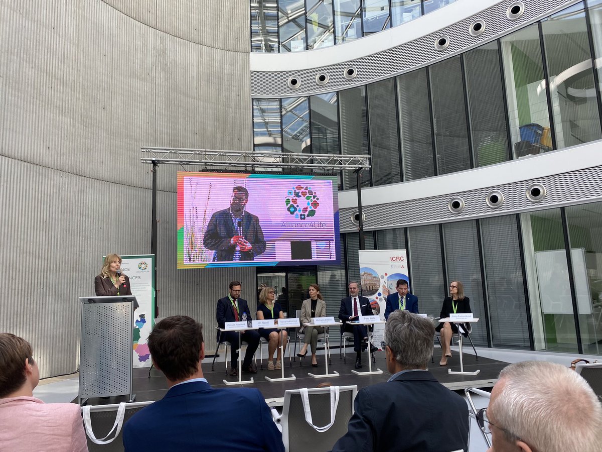 PavelTomancak's tweet photo. Strategic management of science at national and institutional level. Timely #conference @CEITEC_Brno highlighting the experiences of this institution of trying to play the science big League and sharing with Slovakia friends. Strong political lineup. 👇

https://t.co/VQbEsEgxzs https://t.co/R48bfPSmYo