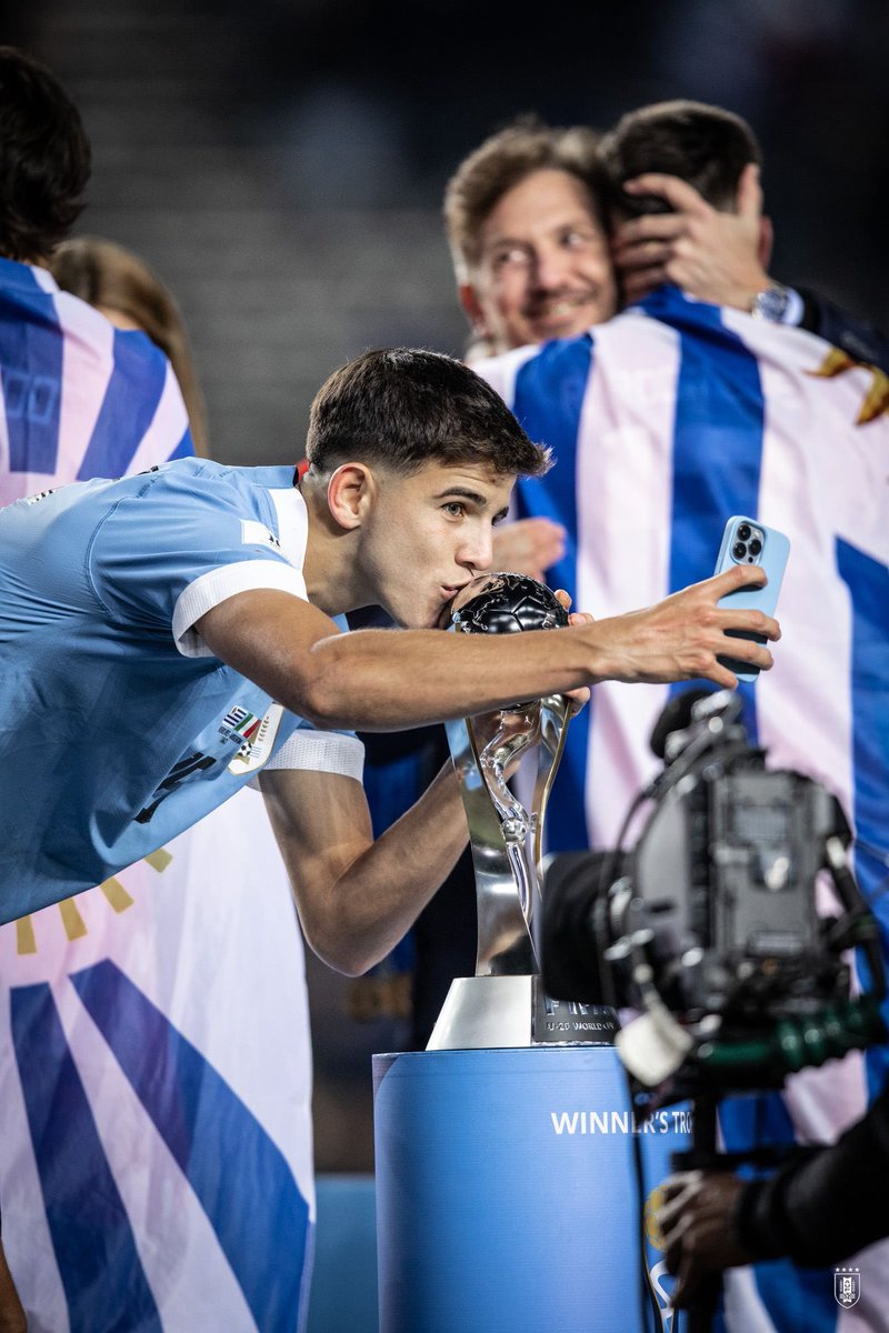 Facugonzalez33's tweet image. Nunca favoritos, siempre desde atrás. 
¡¡¡SOMOS CAMPEONES DEL MUNDO!!!🇺🇾🏆
No hay palabras para describir este momento. ¡ESTO ES URUGUAY PAPÁ! ¡Qué lindo es ser Uruguayo!
•
•
•
#ElEquipoQueNosUne #worldchampion @fifaworldcup_es