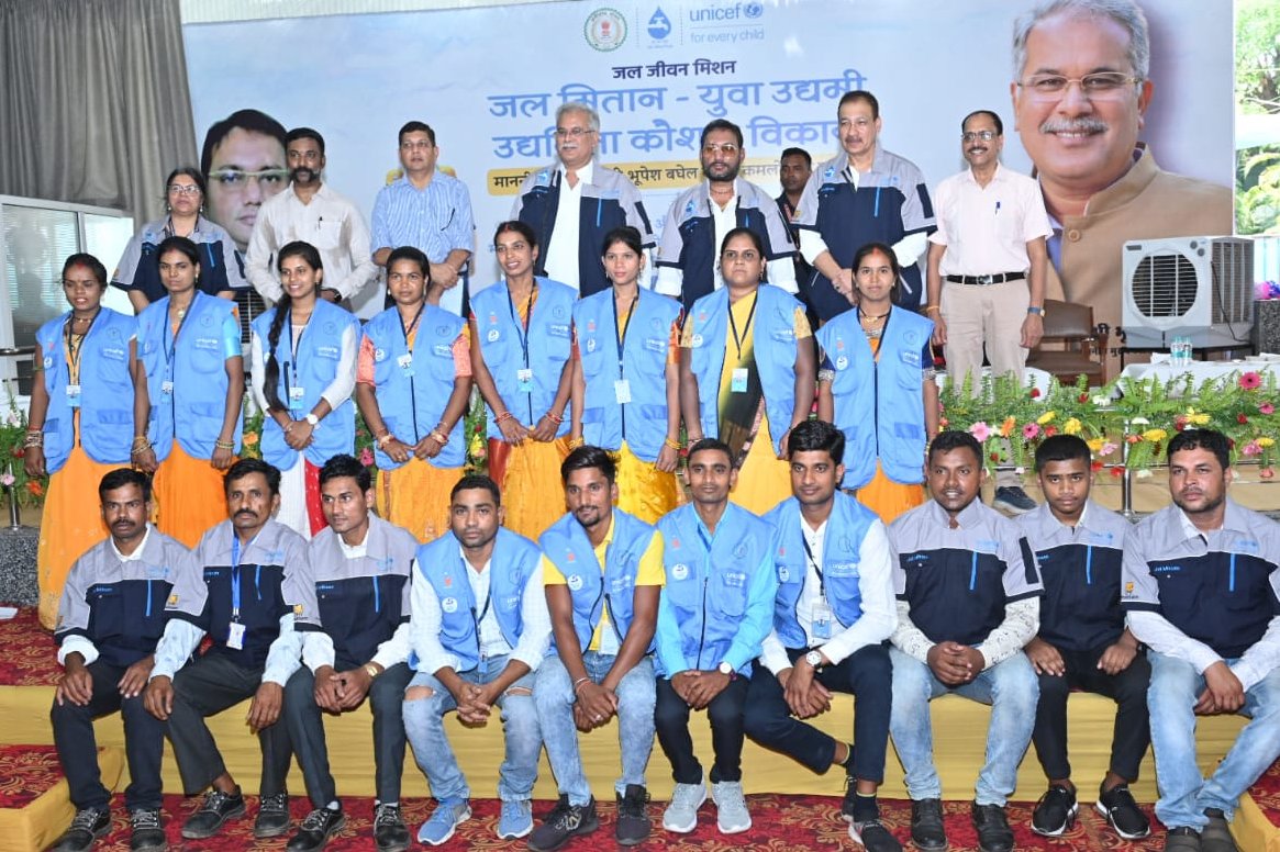ChhattisgarhCMO's tweet photo. मुख्यमंत्री श्री @bhupeshbaghel व मंत्री श्री @Gururudrakumar सहित अतिथियों द्वारा कार्यक्रम में 90 जल मितान एवं युवा उद्यमी युवाओं को सुरक्षा जूता, हेलमेट आदि टूल किट प्रदान किए गए।

- #जल_जीवन_मिशन एवं #यूनिसेफ की भागीदारी से पेयजल आपूर्ति की निर्मित अधोसंरचना के स्थाई रखरखाव के लिए राज्य के 540 युवाओं तथा 90 युवा उद्यमियों को 21 दिनों की आवासीय ट्रेनिंग देकर #जल_मितान और #युवा_उद्यमी के रूप में तैयार किया गया है।

- जल गुणवत्ता परीक्षण सर्विसेज, नल/पाइप फिटिंग रिपेयरिंग, आरो फिटिंग/रिपेयरिंग, इलेक्ट्रिकल फिटिंग/रिपेयरिंग आदि विभिन्न सेवाएं प्रदान करेंगे जल मितान।

@PHECgGov @UNICEFIndia @jjmchhattisgarh
@amitabhjn @raipurdistrict
#छत्तीसगढ़_सरकार_भरोसे_की_सरकार #Raipur #BhupeshBaghel #Young #Entrepreneur #जल_मितान #Mitan