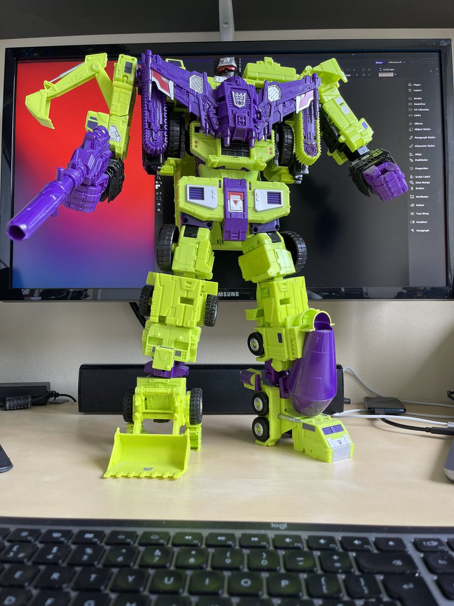 garfyfigs's tweet photo. Today’s #deskbot. Going to make it difficult to do any work today. https://t.co/gE9AwoW7pI