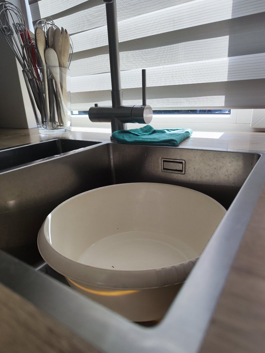 Handige tip: zet een afwasteil in de gootsteen en vang hier je water in op. De plantjes zullen hier blij mee zijn. #water #besparing #milieu #tip