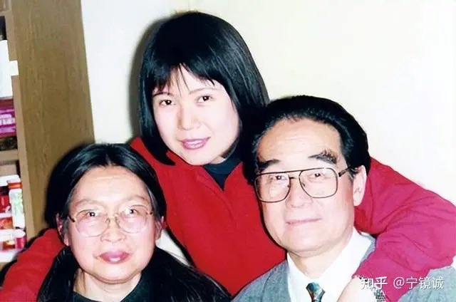 贺子珍所生: 1.长女杨月花。 2.四子毛岸红:下落不明。 3.五子:夭折。 4.次女:熊化芝,被苗族人家收养,被称为“毛妹”,2003年被 ...