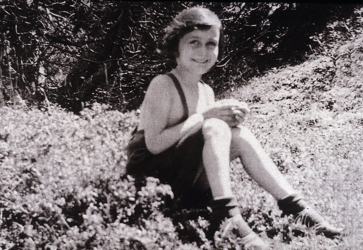 Il #12giugno 1942, Anna Frank ricevette per il suo tredicesimo compleanno un quadernino a quadretti bianco e rosso, sul quale avrebbe scritto il Diario. Le sue pagine, lette in radio da Daria Deflorian, qui bit.ly/AuguriAnna