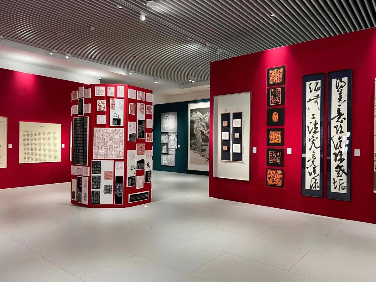 CAAofficialEN's tweet photo. #BrainGarden – The #5thZhijiangInternationalYouthArtFestival 2023 & CAA Graduation Season kicked off on June 1. Under the sub-theme of "Infinite Thoughts," the School of Chinese Painting and Calligraphy exhibits 303 works of 204 graduates. #YouthArtFestival #wowspots https://t.co/iNmCOVCJdI