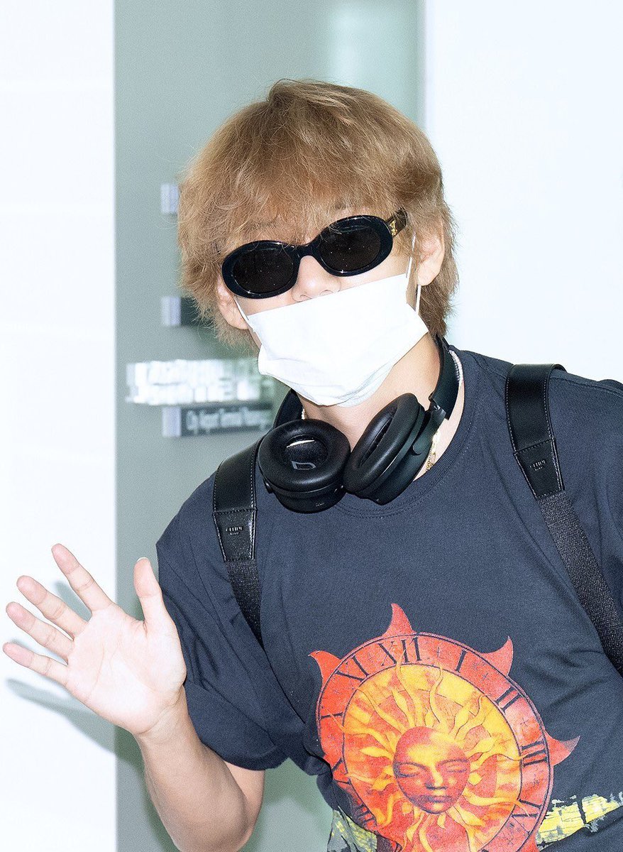 mid_day's tweet photo. #InPhotos | #MiddayEntertainment 

BTS star Kim Taehyung spotted on airport leads BTS Army to trend "HAVE A SAFE FLIGHT TAEHYUNG" 

#BTSV #KIMTAEHYUNG #BTSARMY #TAEHYUNGxSimInvest #SimInvestxV https://t.co/pqQ39W9y5Y
