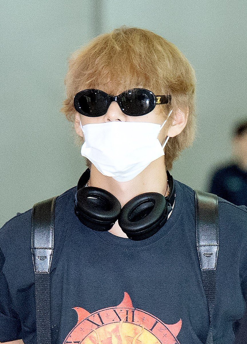 mid_day's tweet photo. #InPhotos | #MiddayEntertainment 

BTS star Kim Taehyung spotted on airport leads BTS Army to trend "HAVE A SAFE FLIGHT TAEHYUNG" 

#BTSV #KIMTAEHYUNG #BTSARMY #TAEHYUNGxSimInvest #SimInvestxV https://t.co/pqQ39W9y5Y