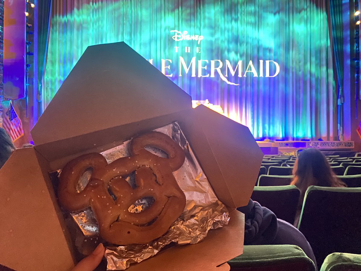 tkmyhr's tweet photo. 今日は実写版リトル・マーメイドをEL CAPTAIN THEATREというディズニー専門のシアターで鑑賞🧜‍♀️

上映開始までの間オルガンの生演奏でディズニーメドレーが流れ続けていて、前座のとっても素敵な演出も撮影可能🫣💓

エンタメを全身で感じられた素晴らしい体験でした🥰

ミッキープレッツェルが可愛い🥹 https://t.co/3XJoQs7f5W