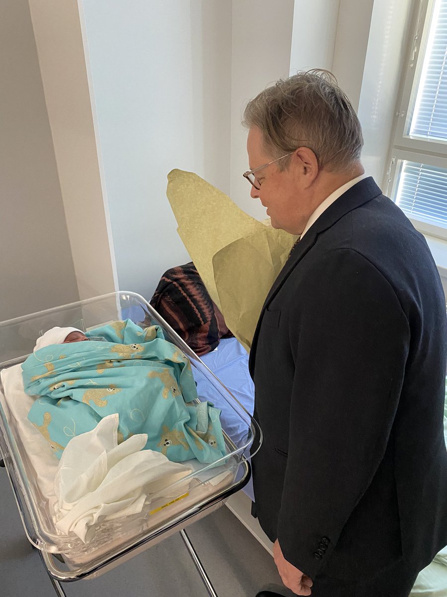 Helsingissä on jo 57 vuoden ajan muistettu kaupungin syntymäpäivänä ensimmäisenä syntynyttä vauvaa.  Sain ilon käydä tervehtimässä tätä uutta helsinkiläistä, tänään klo 1.30 syntynyttä Dahirin perheen pientä poikaa. Valtavan onnellinen hetki. Lämpimät onnittelut koko perheelle!