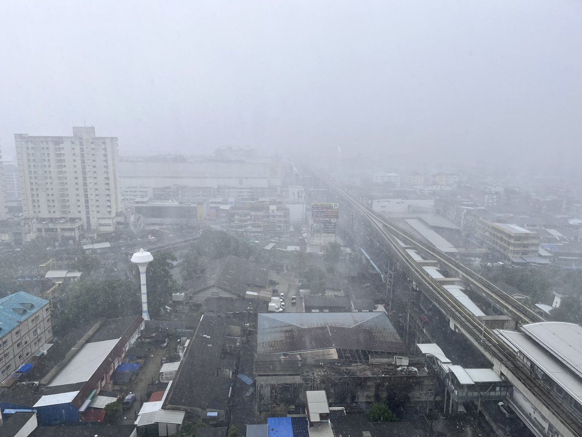 pop2pop's tweet photo. 15:24 BTS สำโรงมุ่งหน้าเข้าเมือง ฝนหนัก @fm91trafficpro https://t.co/SQnBnmxBQ8