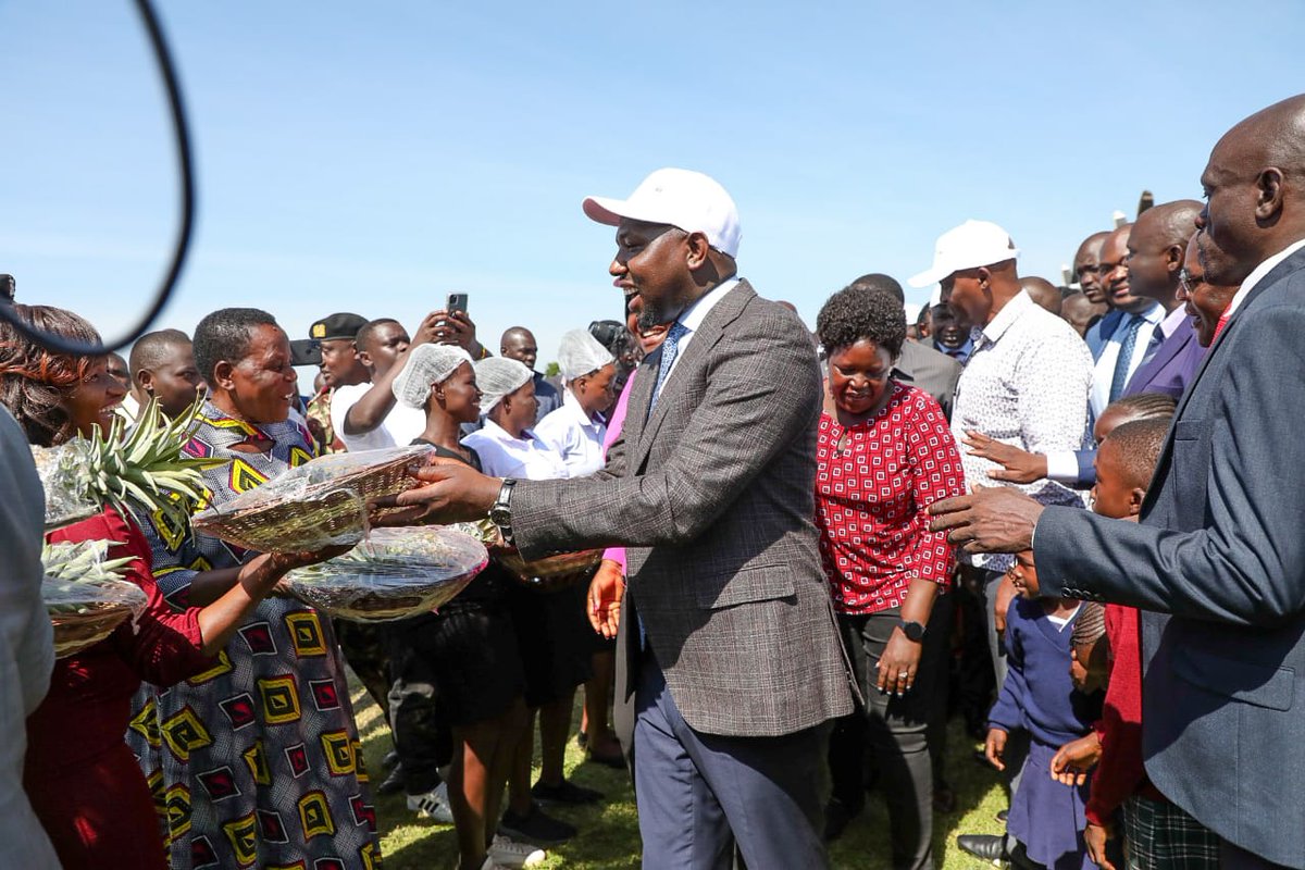 Historic moment as Renegade Air touches down at Kabunde Airstrip, launching a new era of connectivity and prosperity for @HomaBayCountyKE ! 🛬 Let's embrace this opportunity to fuel our economy, create synergies, and shape a brighter future together. #HomaBayByAir