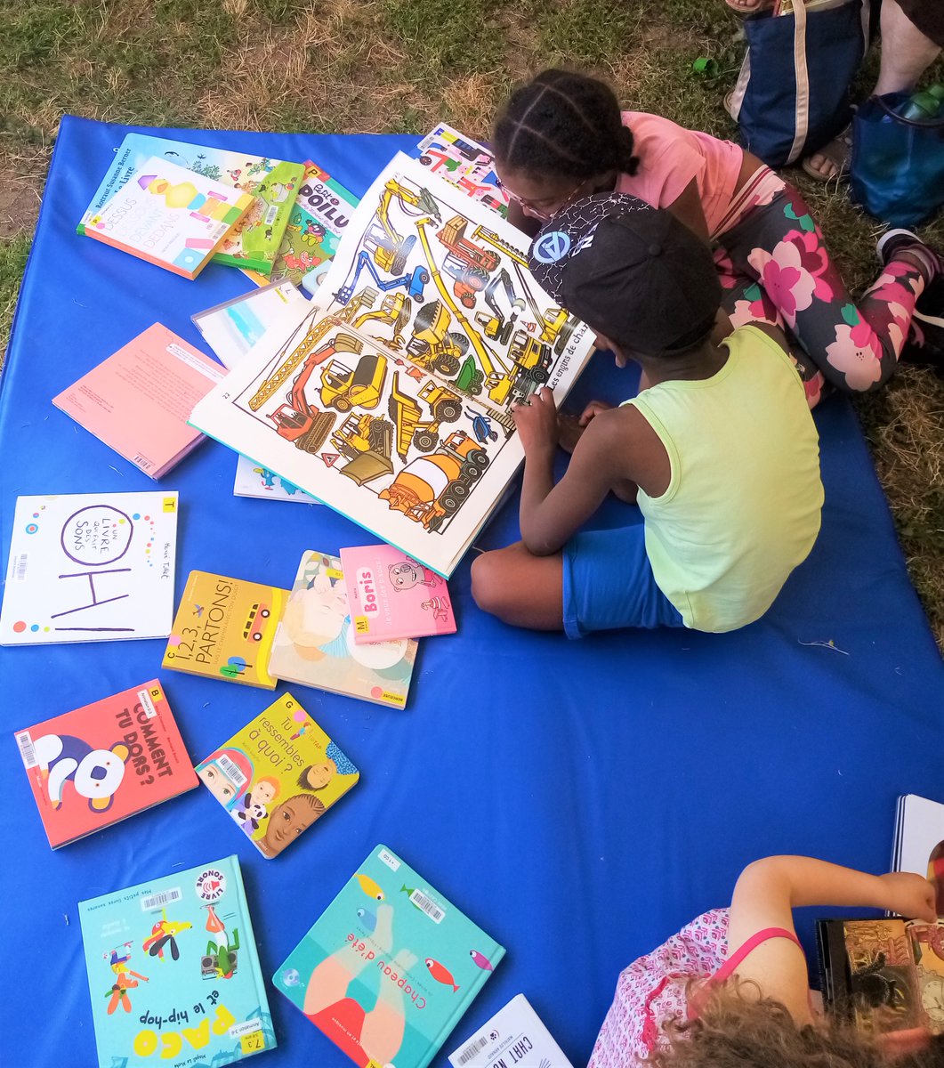 Med_Massy's tweet photo. Samedi, les #médiathèques de la @villedemassy, le centre social APMV et la Réussite éducative ont profité de la fête de quartier de Villaine pour fêter la clôture du dispositif Des Livres à soi avec les familles et les enfants ! Un joyeux moment autour des livres @SLPJ93
#dlas https://t.co/N5T3hivUDB