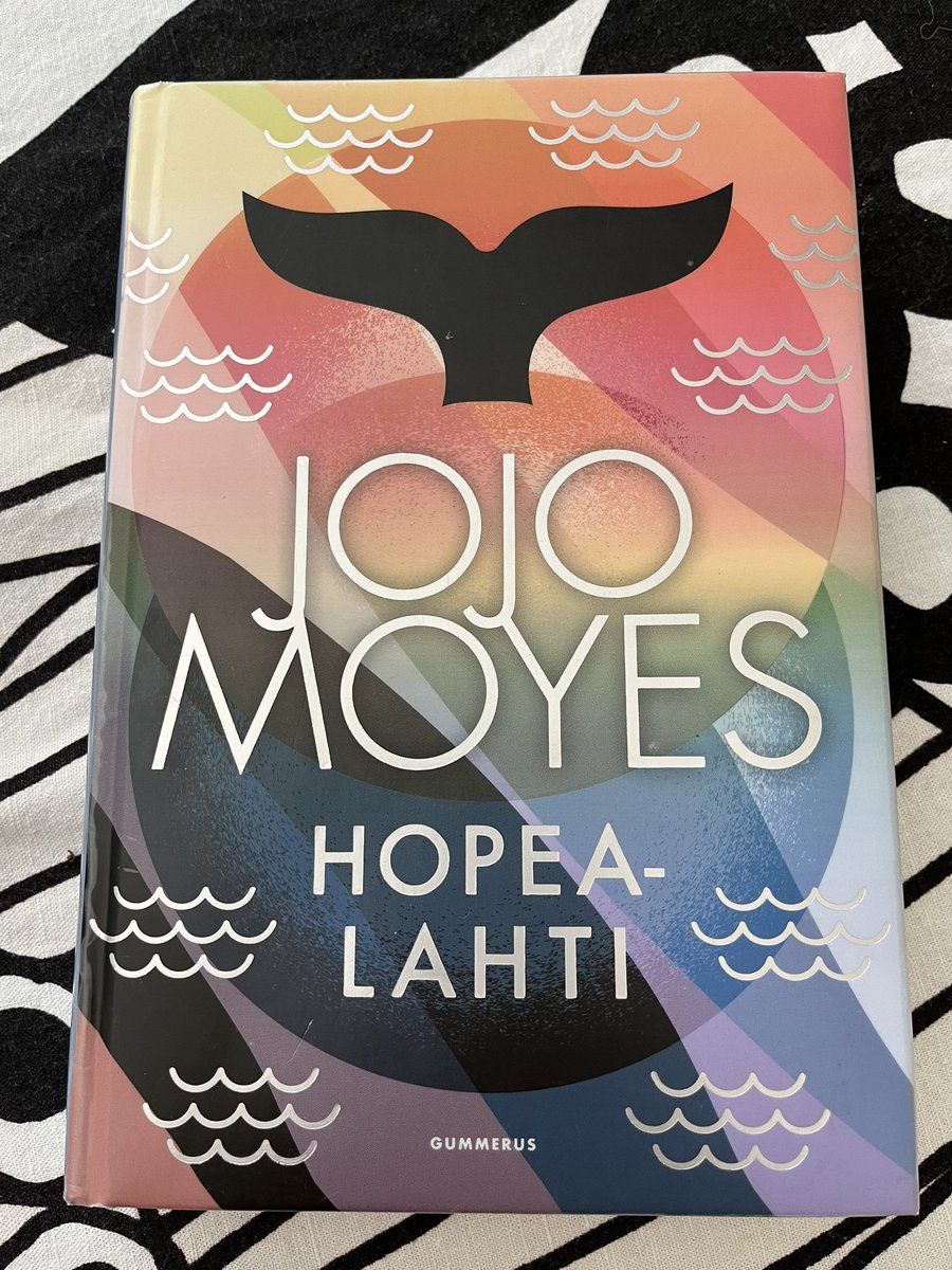 Kirja nro 22. Jojo Moyes: Hopealahti. ⭐️⭐️⭐️ Lomahotelli, traaginen rakkaustarina, valaita, delfiinejä ja sankareita. Mitä muuta kesälukemiselta tarvitaan? #lukuhaaste #kirjaviikossa #kirja