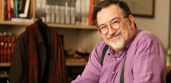 Murat Bardakçı:

"Seçimler geldi geçti; mâlûm Altılı Masa’nın sadece ayakları değil, masanın etrafındakilerin oturdukları sandalyelerin de bacakları, arkalıkları, vesairesi çatır çutur kırıldı, oturanlar yara-bere içerisinde yerlere serildiler, hattâ Meclis’e bile giremediler ama