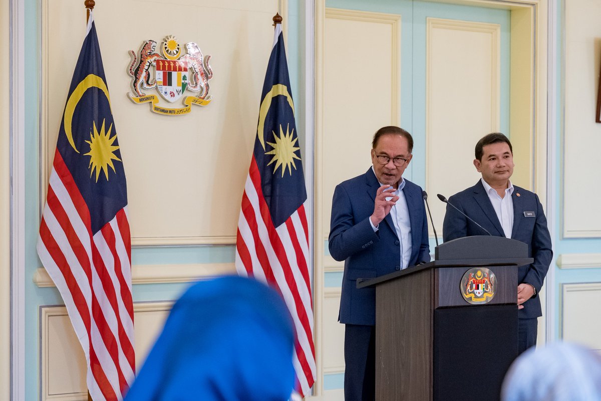 anwaribrahim's tweet photo. Hari ini saya telah mempengerusikan Mesyuarat Majlis Tindakan Ekonomi Negara (MTEN) Bilangan 2 Tahun 2023. Mesyuarat pada kali ini telah meneliti pembentangan dari Bank Negara Malaysia, Kementerian Ekonomi dan Majlis Penasihat Kementerian Kewangan (ACFIN). 

#MalaysiaMADANI https://t.co/cpvd8GmrXL