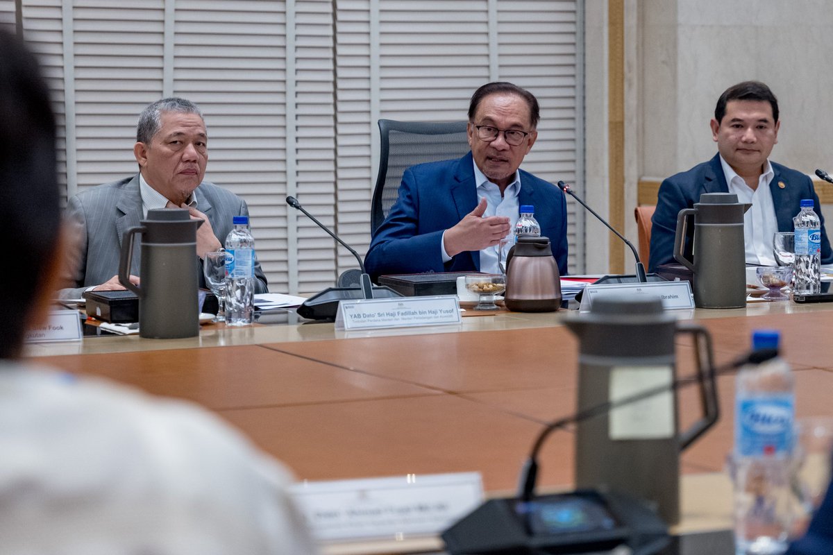 anwaribrahim's tweet photo. Hari ini saya telah mempengerusikan Mesyuarat Majlis Tindakan Ekonomi Negara (MTEN) Bilangan 2 Tahun 2023. Mesyuarat pada kali ini telah meneliti pembentangan dari Bank Negara Malaysia, Kementerian Ekonomi dan Majlis Penasihat Kementerian Kewangan (ACFIN). 

#MalaysiaMADANI https://t.co/cpvd8GmrXL