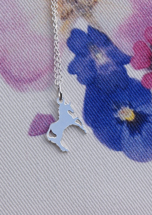 homeofjuniper's tweet image. A few gift ideas that are also on sale in our End of Line Sale section. The thatch cottage is a solar powered Childs light, the earthenware vase is perfect for peonies 

homeofjuniper.co.uk/end-of-line-ho…

#shopindie #smallbusinesssale #summersale #earthenware #giftsforkids #unicornnecklace