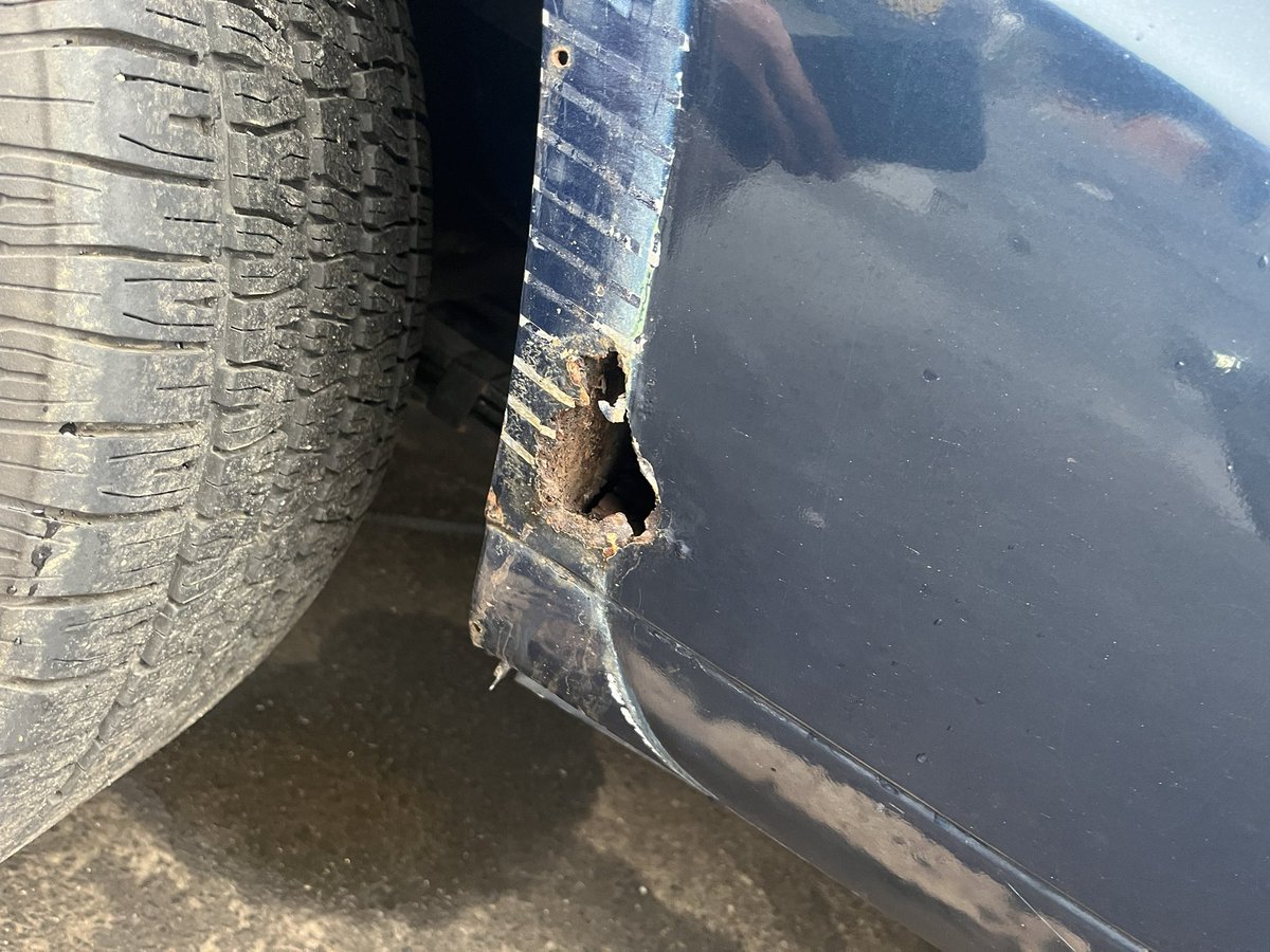 yusu0010's tweet image. エアロ外してサイコーになった！
エアロついてると車高低く感じて良かったけど、自分は飾り気ない方が好きなので…軽いし…
マフラーとハミタイと、ボディの穴直さないと
後は腐食止めて、屋根の訳分からん凹み消して、満足かなあ。機関系やらないとね🥲
#dodge #ramvan #金作るつもりが吸われた号