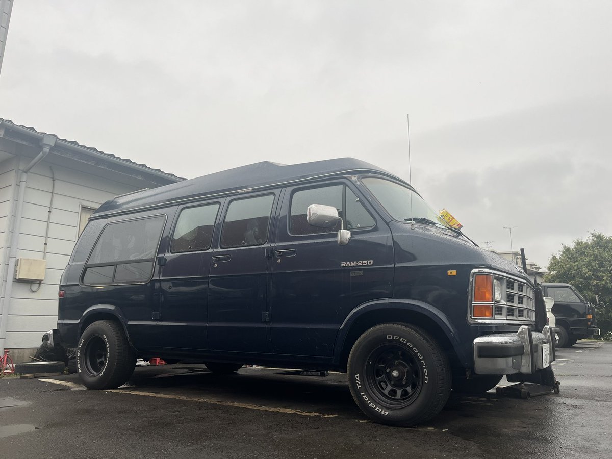 yusu0010's tweet image. エアロ外してサイコーになった！
エアロついてると車高低く感じて良かったけど、自分は飾り気ない方が好きなので…軽いし…
マフラーとハミタイと、ボディの穴直さないと
後は腐食止めて、屋根の訳分からん凹み消して、満足かなあ。機関系やらないとね🥲
#dodge #ramvan #金作るつもりが吸われた号