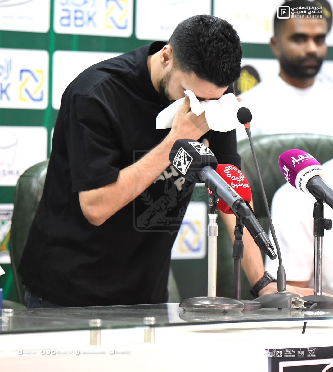 مرة سألت السنوسي ايام  الكورونا 
قلتله تفكر تترك العربي ؟ 
قال لي انا اذا قررت اترك العربي 
راح اروح نادي برة الكويت 
لكن طول ما انا في الكويت ما راح العب لغير العربي
وفعلا هذا اللي صار
للوفاء عنوان 👇