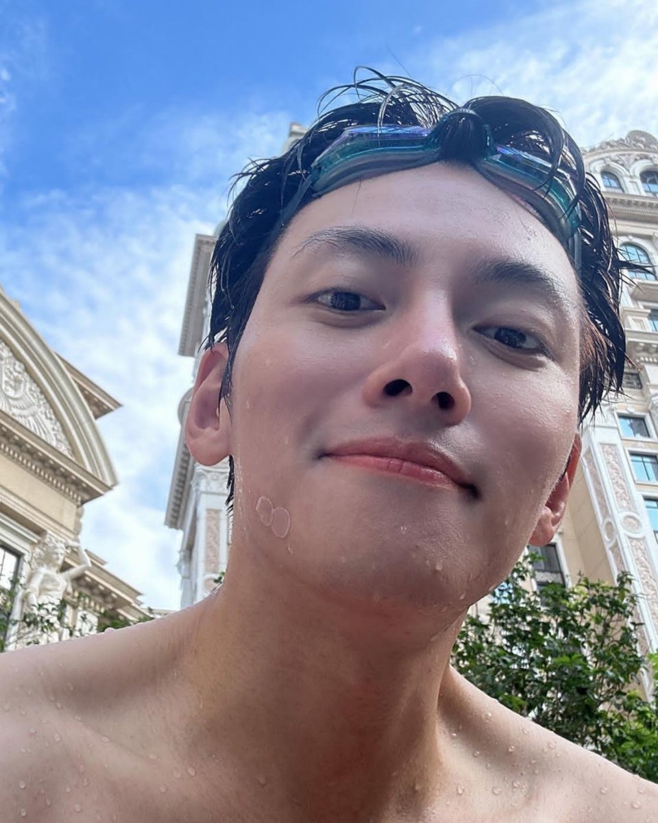 jcwcontent's tweet photo. JI CHANG WOOK OH MY GOD https://t.co/ibQ75uLe4T