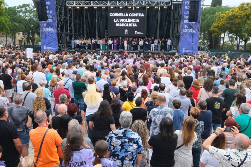 ⚠️#Cornellà l Milers de persones es concentren per condemnar el darrer #feminicidi. <a href="/TonyAguilarOfi/">Tony Aguilar</a>, locutor de Los <a href="/40_principales/">Los 40 Principales</a> i veí de la ciutat, va conduir l'acte on es va llegir el comunicat aprovat per la Junta de Portaveus de l’Ajuntament

ℹ️ goo.su/HWxz0G2
