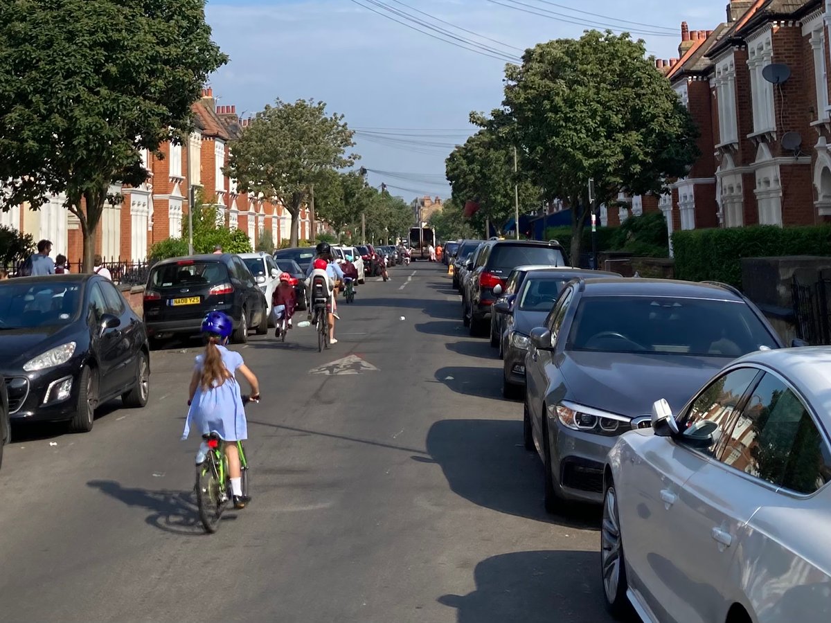 Why is the rubbish again collected during school street hours? It’s dangerous and contradicts the school street’s purpose.
Can you please help @CllrSimonHogg  @clare_f  @JoRigby_Balham?
@Stanselms_toot @wandbc @SustransLondon @Sustrans @MumsForLungs