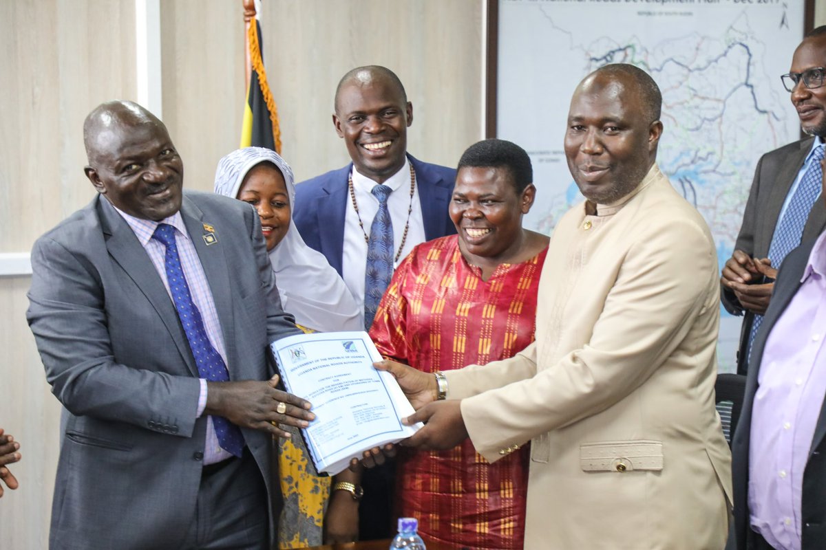 UNRA_UG's tweet photo. ✅GOOD NEWS: The contract for the rehabilitation of Matugga—Semuto—Kapeeka road [41Km] has been awarded to Abubaker Technical Services &amp; General Supplies Ltd, a local contractor, at a cost of UGX. 217Bn.

Rt.Hon. @RoseNamayanja &amp; Works Minister @GenWamala officiated at the event. https://t.co/ksjrnJOPvK