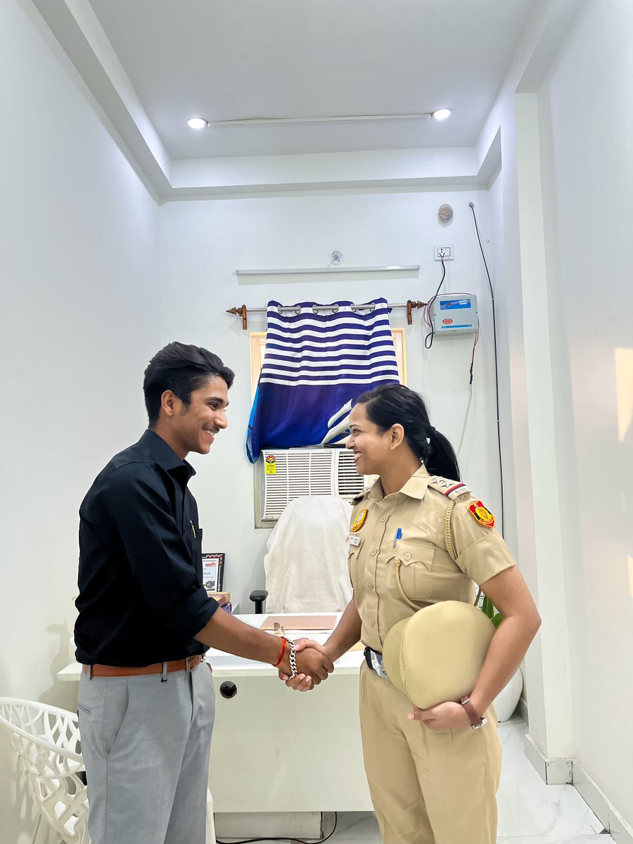 pratham__19's tweet photo. Proud and very pleasure to meet this young lady @DelhiPolice officer My request to all Girls that join this department do hardwork and make our nation proud and make yourself a selfdependent girl❤️🇮🇳. 

JAI HIND ❤️🇮🇳 #delhipolice #police #motivation #india https://t.co/9txlVYdahZ