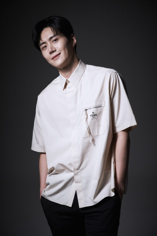 tang__kira's tweet photo. Kim Seonho ngaku kesulitan ngomong kasar tanpa keliatan awkward di kamera

Waktu baca naskah film 'The Childe', ada adegan yg ngeharusin dia swearing gtu, nah yauda dia tiruin dong

Eh sutradara Park Hoonjung bilang

"Gaya bicara kamu terlalu ramah pas lagi ngomong kasar" WKWK https://t.co/xwCAbiyOoC