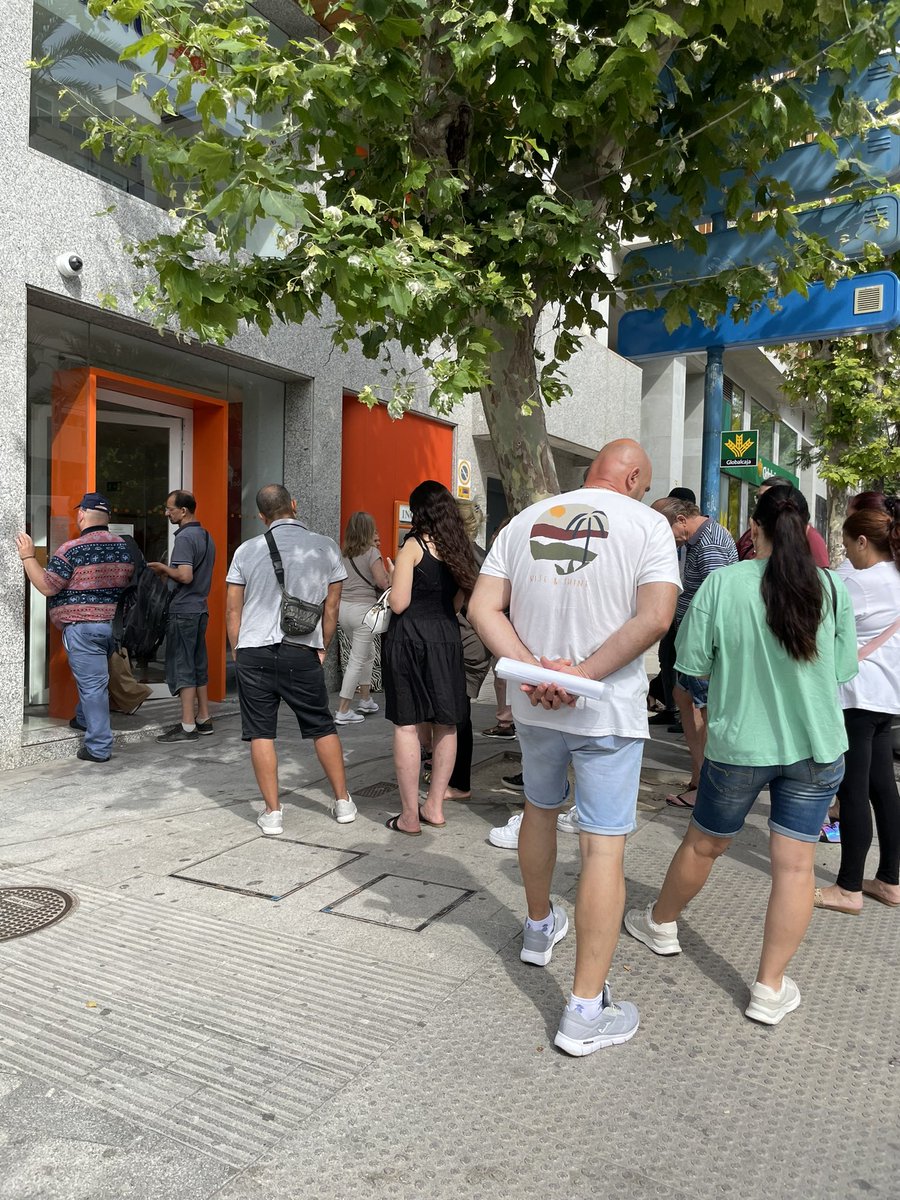 dianavadeboda's tweet photo. @ING_es colas del tercer mundo para hacer gestiones que por teléfono no puedes porque no te atienden#jugandoconnuestrodinero https://t.co/GVUcluMkO4