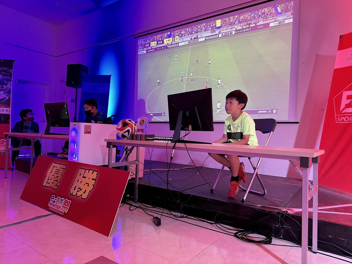 corazon_tribe's tweet photo. 6月10.11日おのだサンパークにて
『eスポーツFRONTIERフェスティバル』が開催されました。
efootballの部は、小中学生限定で開催。優勝は上級生を撃破した小学4年生🥇🏆✨
 #efootball  も強い選手が多くベスト4からレベルの高い戦いでした✨
 #eスポーツコラソン 
 #FRONTIER  
 #eスポ祭 
 #renofa https://t.co/IgiAxpBqiJ