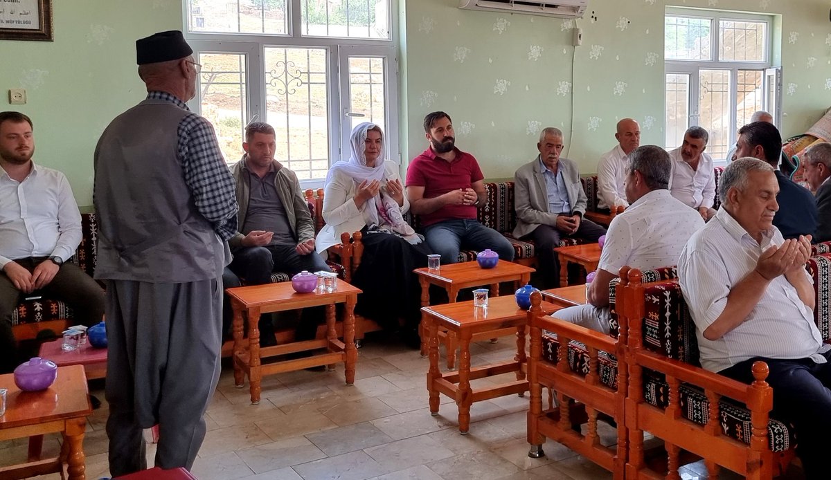 Kepoluasuna's tweet photo. 📍EĞİL
#Haydan mahallesinde, vefat eden mahalle muhtarımız Selahattin UMAY’ın ailesine taziye ziyaretinde bulunduk.
Merhuma Cenab-ı Allah’tan rahmet, ailesine başsağlığı ve sabır diliyorum.
Rabbim mekânını cennet eylesin. 🤲 https://t.co/VcdhC9xLQS