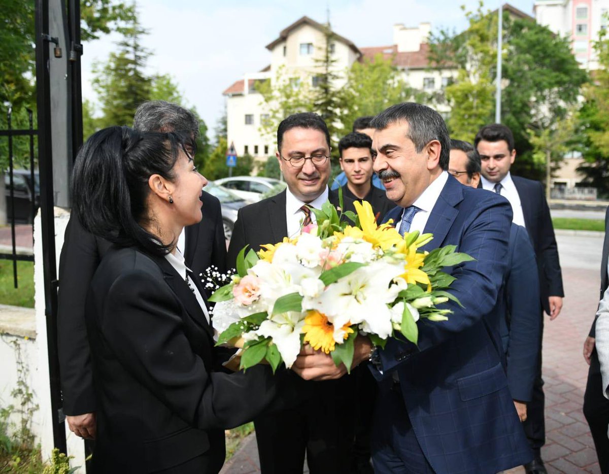 Bakanım bakanım canım bakanım 😍
Kendisine verilen çiçeği kadın Şube Müdürüne takdim etmiş. Ne kadar da ince ruhlu bir bakan💐
Umarım bu ince ruhu Ek Atamamıza da yansıtır.☺️
@Yusuf__Tekin

#MEBKPSS2022EkAtamaAçıkla