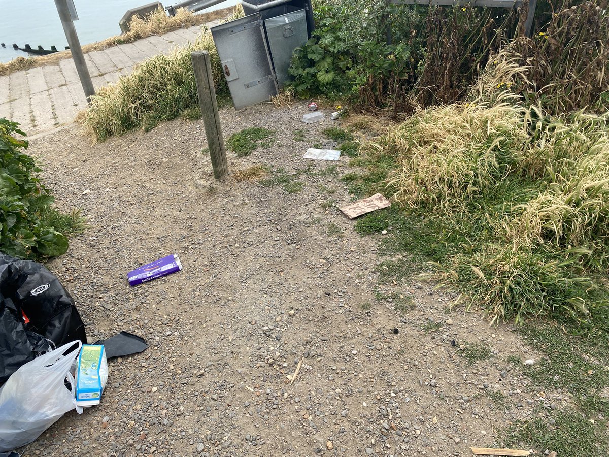 The bin at warden bay car park after a busy weekend. Surely we need a bigger bin with a lid here <a href="/SwaleCouncil/">SwaleBoroughCouncil</a>