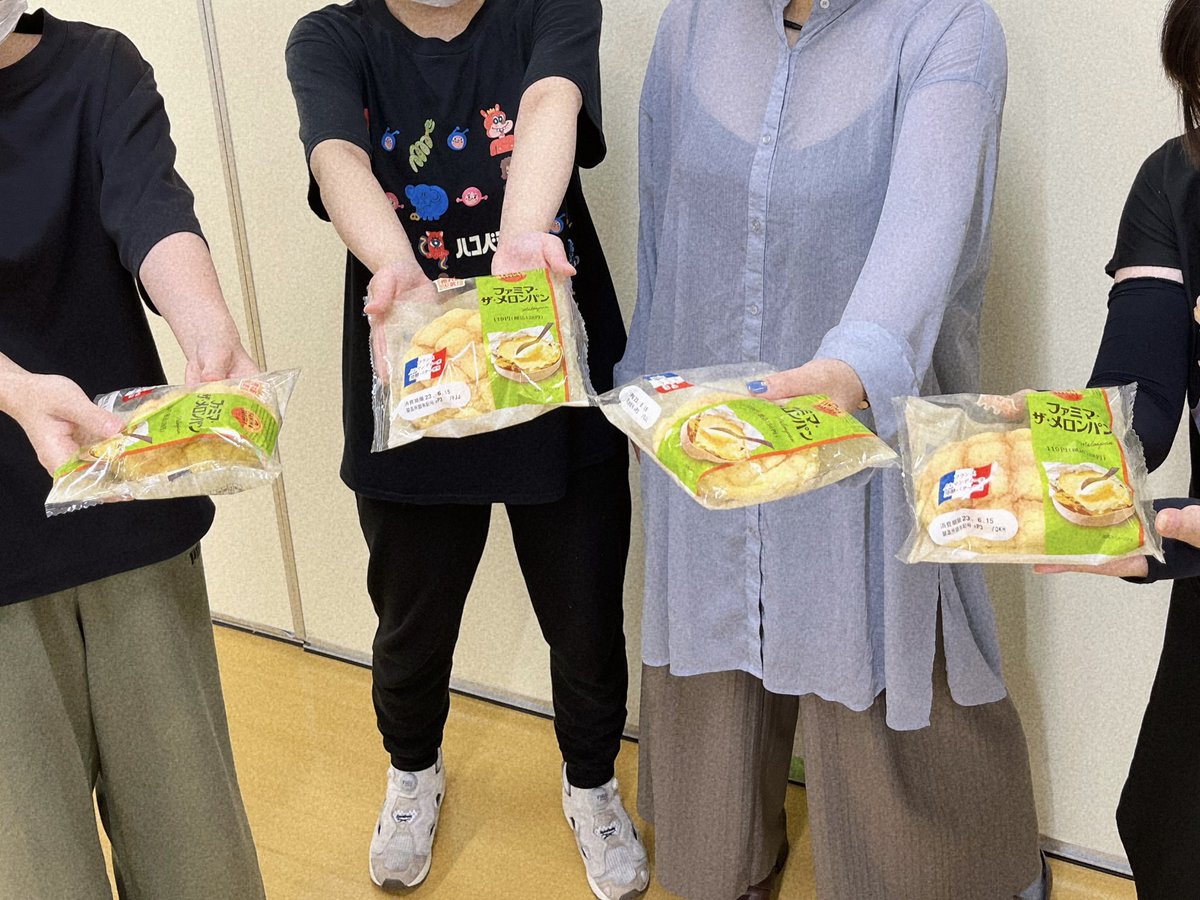 【ご報告】
昨日、ファミマ・ザ・メロンパンの
捜索願いを出した結果、手元に４つ届きました。
買ってきてくれたの超嬉しい🫶🏻✨
発狂しました〜〜〜〜😇‼️

本当にありがとうございます。
この御恩は必ずお返し致します😭💖

🔥集中稽古1️⃣日目🔥

🎫→ quartet-online.net/ticket/umineko…