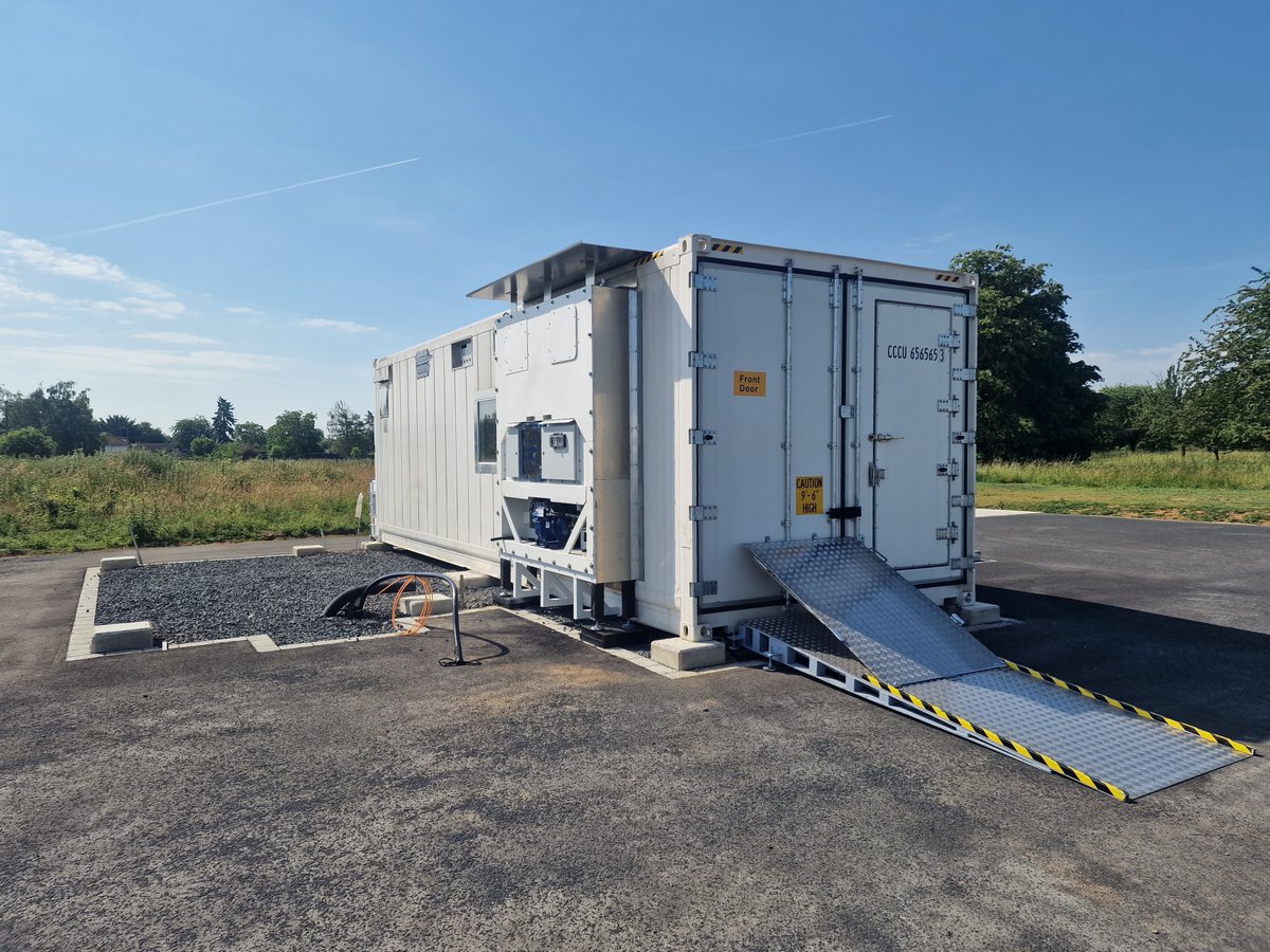 BrainergyP's tweet photo. 📷 Letzte Woche wurde ein weiterer Container im Brainergy Park Jülich aufgestellt. Damit legen wir den Grundstein für ZAIT - A Helmholtz Innovation Lab des @DLR_de für die Forschung an Aerogelen in #Jülich. Mehr dazu erfahren Sie hier ➡️ https://t.co/49hUx6vL3r #BrainergyPark https://t.co/uU5Np8dTyh