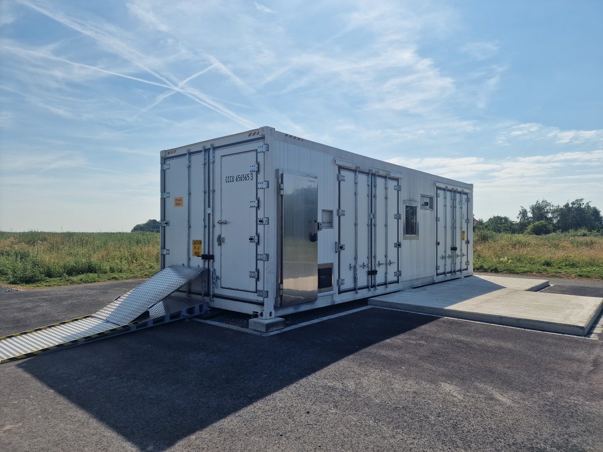 BrainergyP's tweet photo. 📷 Letzte Woche wurde ein weiterer Container im Brainergy Park Jülich aufgestellt. Damit legen wir den Grundstein für ZAIT - A Helmholtz Innovation Lab des @DLR_de für die Forschung an Aerogelen in #Jülich. Mehr dazu erfahren Sie hier ➡️ https://t.co/49hUx6vL3r #BrainergyPark https://t.co/uU5Np8dTyh
