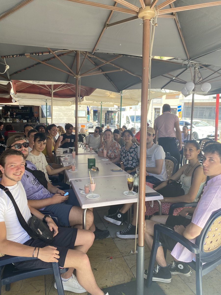 studyabroadual's tweet photo. 🇬🇧 What’s the best way to discover and enjoy the local traditions? 🤔

Make a food walking tour!! 🤩😋🍹🥗🌮🥘🫒

During the weekend our students tried the famous ‘Americano’ drink🥛🍹, they had a tasting at the Central Market 🍷🥩 and they finished by eating some ‘tapas’ 🥪🥘🧀 https://t.co/2L9Qo4W0Bb