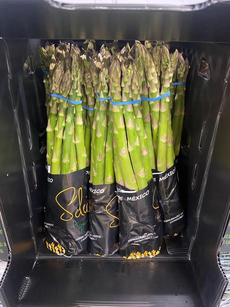 A brilliant start to the week here at Fruco we have Mexican asparagus and French carrots to name a few of the quality produce we have available at the moment! Call us on 01580 232300.