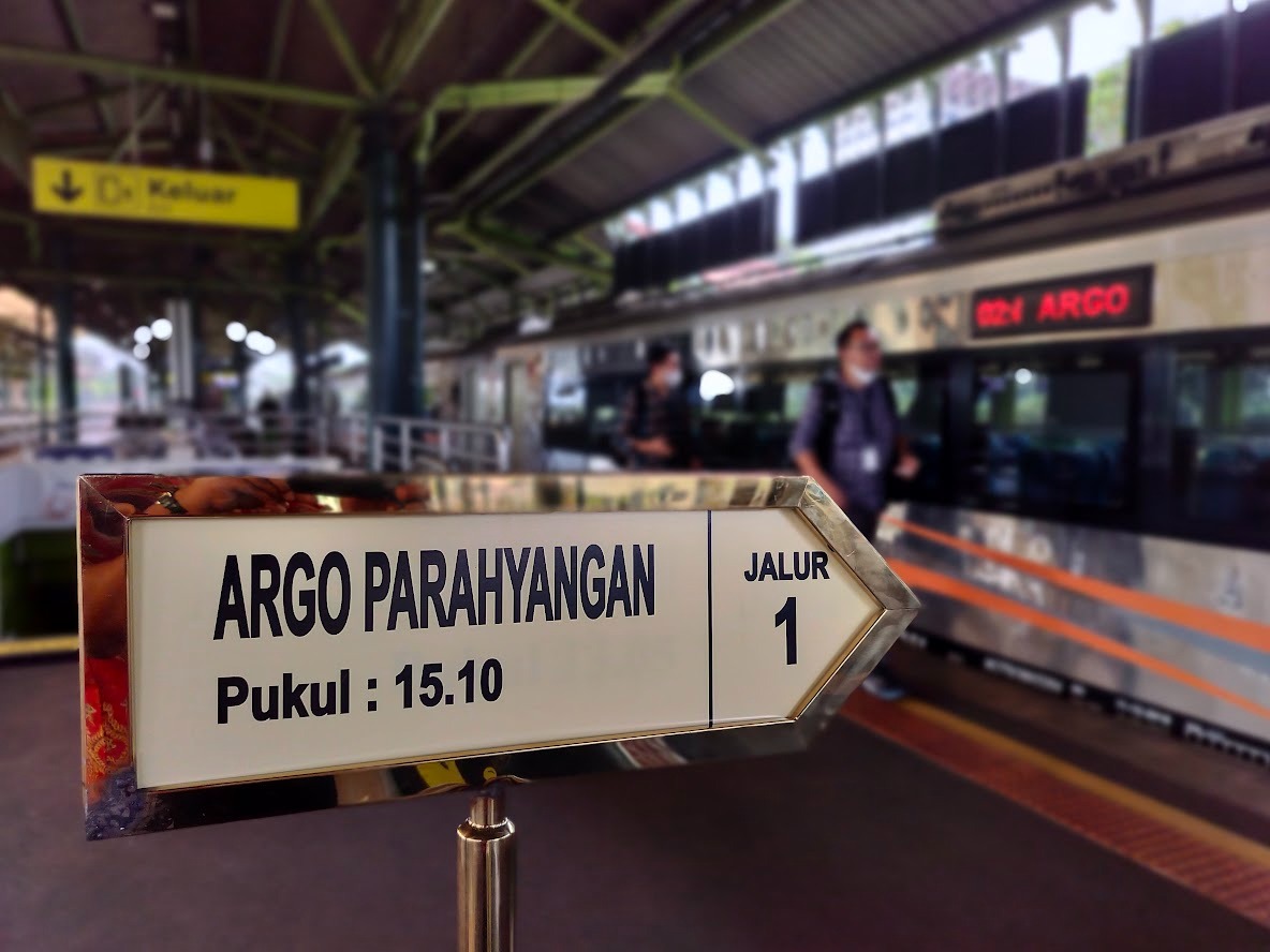 keretaapikita's tweet photo. Mulai 12 Juni 2023, pelanggan Kereta Api Jarak Jauh dan Kereta Api Lokal diperbolehkan tidak menggunakan masker apabila dalam keadaan sehat dan tidak berisiko tertular atau menularkan Covid-19.

Selengkapnya: https://t.co/Opy2NLiiGR https://t.co/3j40reacmq
