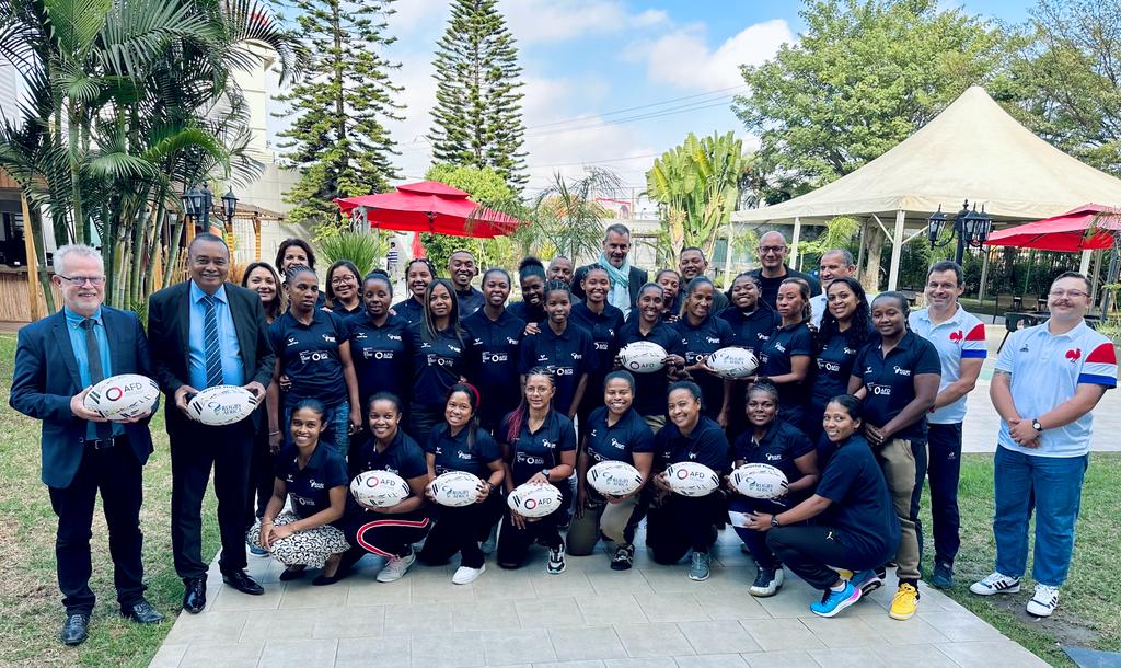 Yves Guicquéro (@yvesguicquero) on Twitter photo Lancement des formations avec la Fédération malgache de Rugby, pour féminiser ce sport et promouvoir la cohésion sociale. 30 femmes formées à la structuration de la Fédération, aux fonctions d'entrainement et d'arbitrage. Un partenariat <a href="/AFD_France/">Agence Française de #Développement (AFD) 🇫🇷 🇪🇺</a> - <a href="/RugbyAfrique/">Rugby Afrique</a> à #Madagascar. Lancement des formations avec la Fédération malgache de Rugby, pour féminiser ce sport et promouvoir la cohésion sociale. 30 femmes formées à la structuration de la Fédération, aux fonctions d'entrainement et d'arbitrage. Un partenariat <a href="/AFD_France/">Agence Française de #Développement (AFD) 🇫🇷 🇪🇺</a> - <a href="/RugbyAfrique/">Rugby Afrique</a> à #Madagascar.