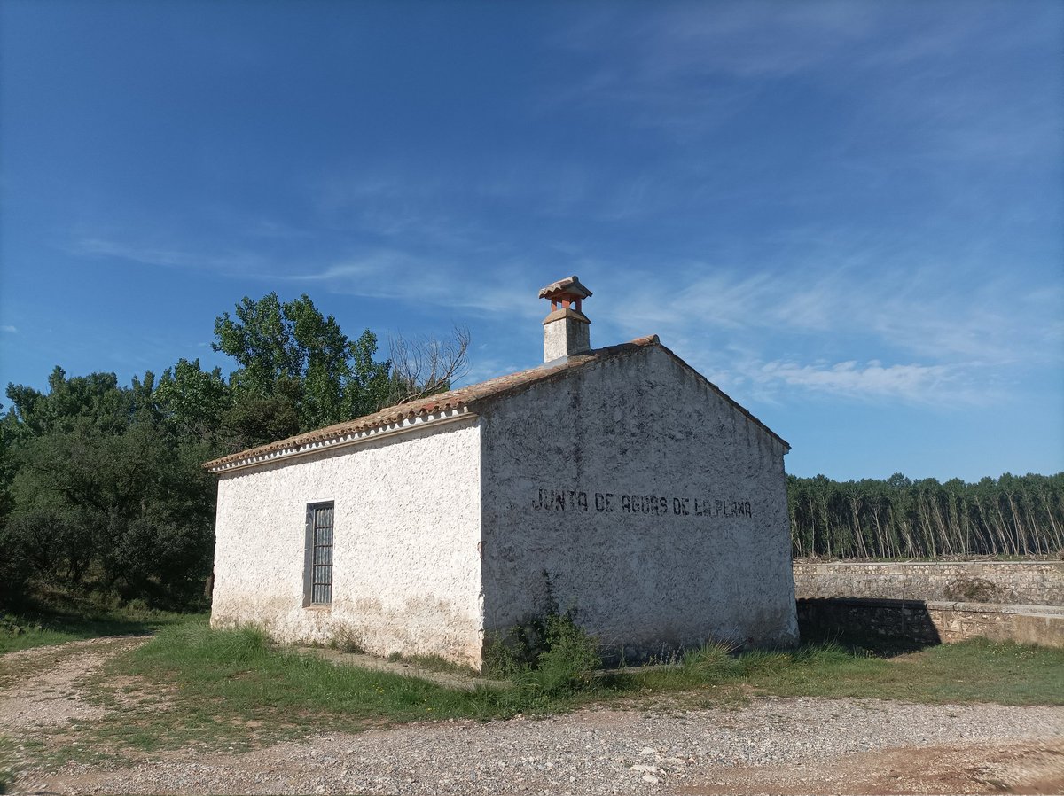 Hardacho's tweet photo. El Río Mijares en el entorno de #LosToranes entre #Sarrion y #Mora zona con canalizaciones y antiguo pozo artesiano #JuntadeaguasdelaPlana @GudarJavalambre @ertiodelatiza https://t.co/IplP82m4nQ