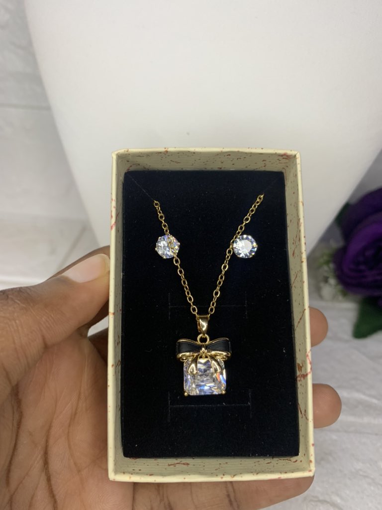 oladjewels's tweet photo. This is what we do best; pick out the very best jewelry so that you can look gooood

Material: Steel necklace, non tarnish 💯 

Price: 2500 (boxed)💐

#OAUTwitter https://t.co/9Jnuippyv7