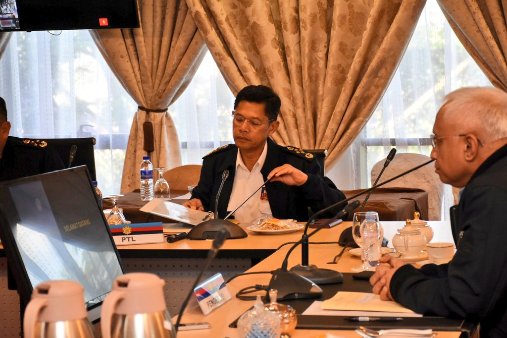 tldm_rasmi's tweet photo. PTL Laksamana Tan Sri Abdul Rahman bin Ayob menghadiri Mesyuarat Panglima-Panglima yang dipengerusikan Panglima Angkatan Tentera, Jeneral Tan Sri Dato' Sri Hj Affendi bin Buang TUDM. Perbincangan mengenai siri latihan bersama yang akan datang.
#MAFUpdate https://t.co/FOCNjiiTZy