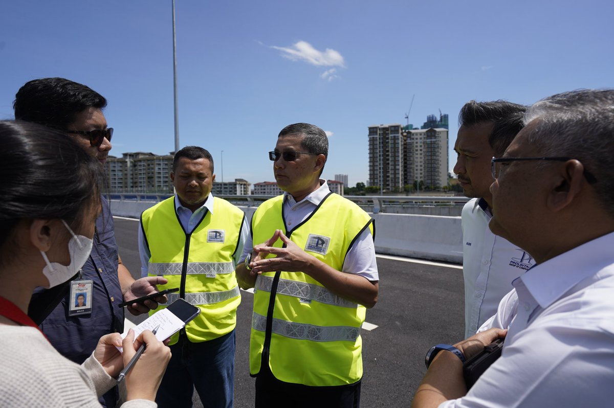 mySUKEofficial's tweet photo. PROLINTAS telah mengadakan sesi taklimat bersama media sempena pembukaan fasa 2 Lebuhraya SUKE yg bakal dibuka kpd pengguna tdk lama lagi.

Terima kasih diucapkan kepada pihak media atas sokongan kpd #PROLINTAS!

#SUKEFasa2BakalDibuka https://t.co/vd26eFmk95