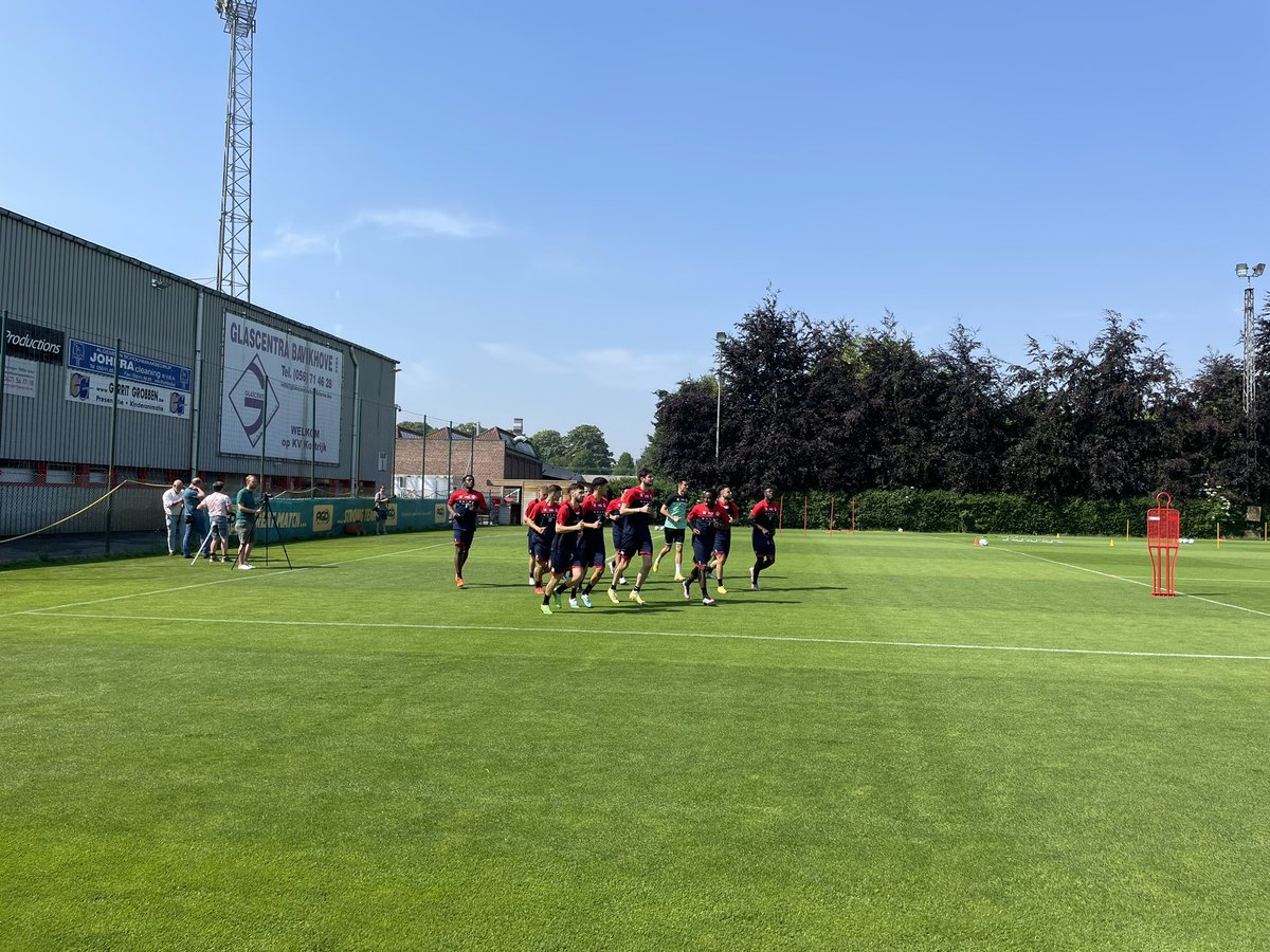 ImarVanden's tweet photo. Onder een stralende zon hervat KV Kortrijk de trainingen. Er zijn ‘slechts’ veertien spelers aanwezig. @hlnsport https://t.co/o4tmQWozBX
