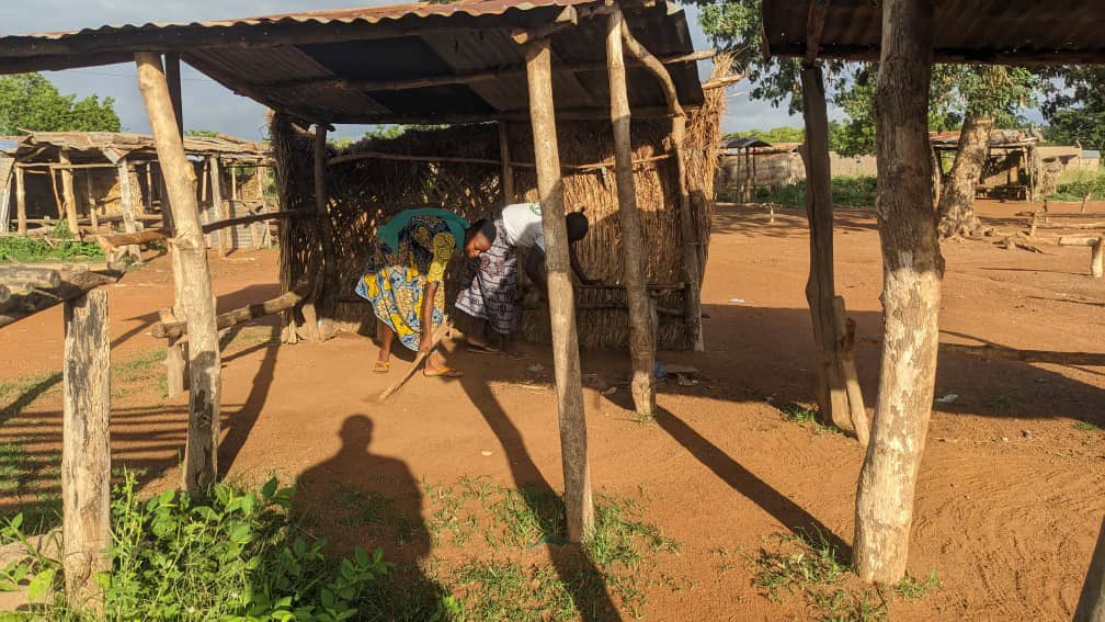 CESC_TOGO's tweet photo. 📌 Nous sommes maintenant dans la deuxième journée de notre projet #Eco_Gril, où l'accent est mis sur la salubrité au niveau du marché de #Bapure dans la commune de #Dankpen3 ! 

🔹 Ensemble, nous prenons des mesures concrètes pour créer un environnement propre et sain…1/2⬇️ https://t.co/EFclDyP6bM